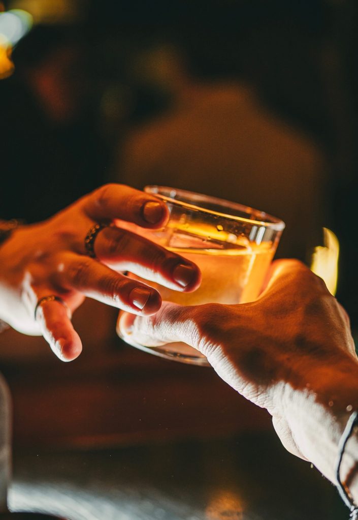 Cocktail artigianale servito al bancone de I Giardini di Marzo, locale d'atmosfera ad Aversa