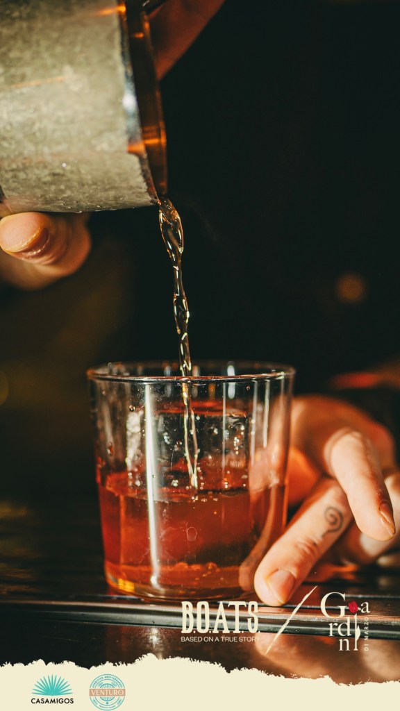 Cocktail artigianale servito al bancone de I Giardini di Marzo, locale d'atmosfera ad Aversa