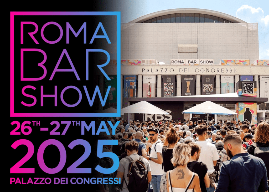 Affollato evento al Palazzo dei Congressi per il Roma Bar Show 2025, con visitatori davanti all'ingresso e banner promozionali.